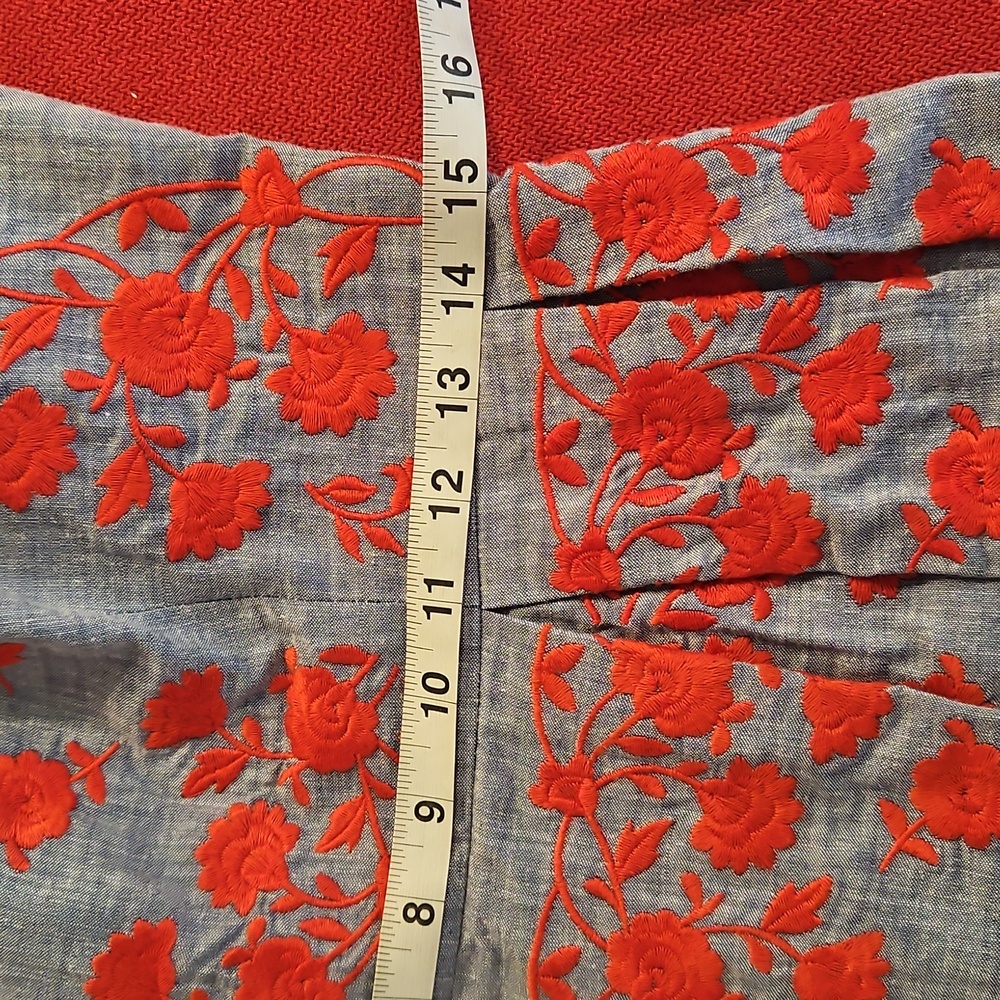 Maggy London Chambray Fit And Flare Dress Red Embroidered Flowers Sz.8 TV Dress - Picture 10 of 11